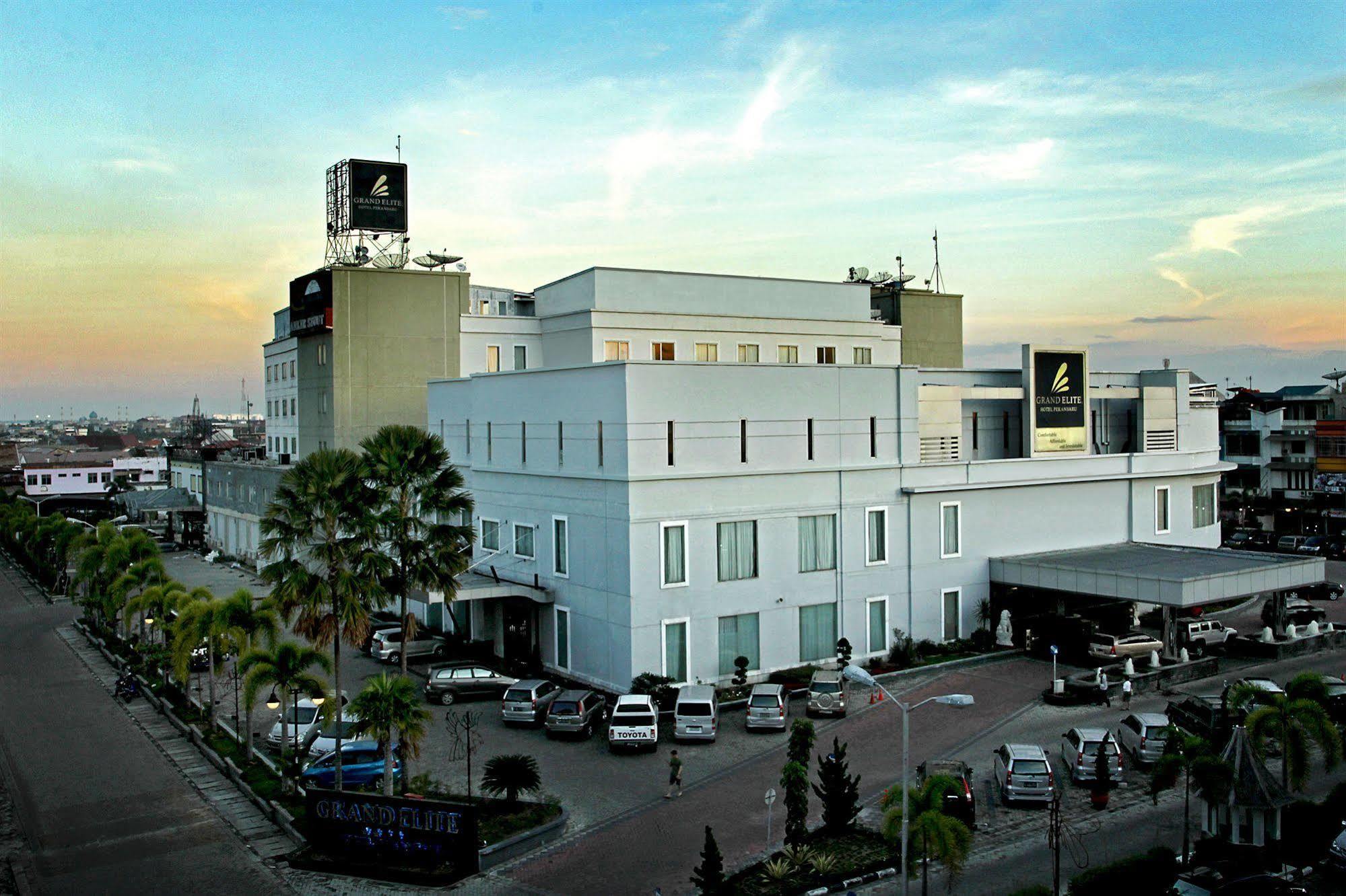 Grand Elite Hotel Pekanbaru Extérieur photo